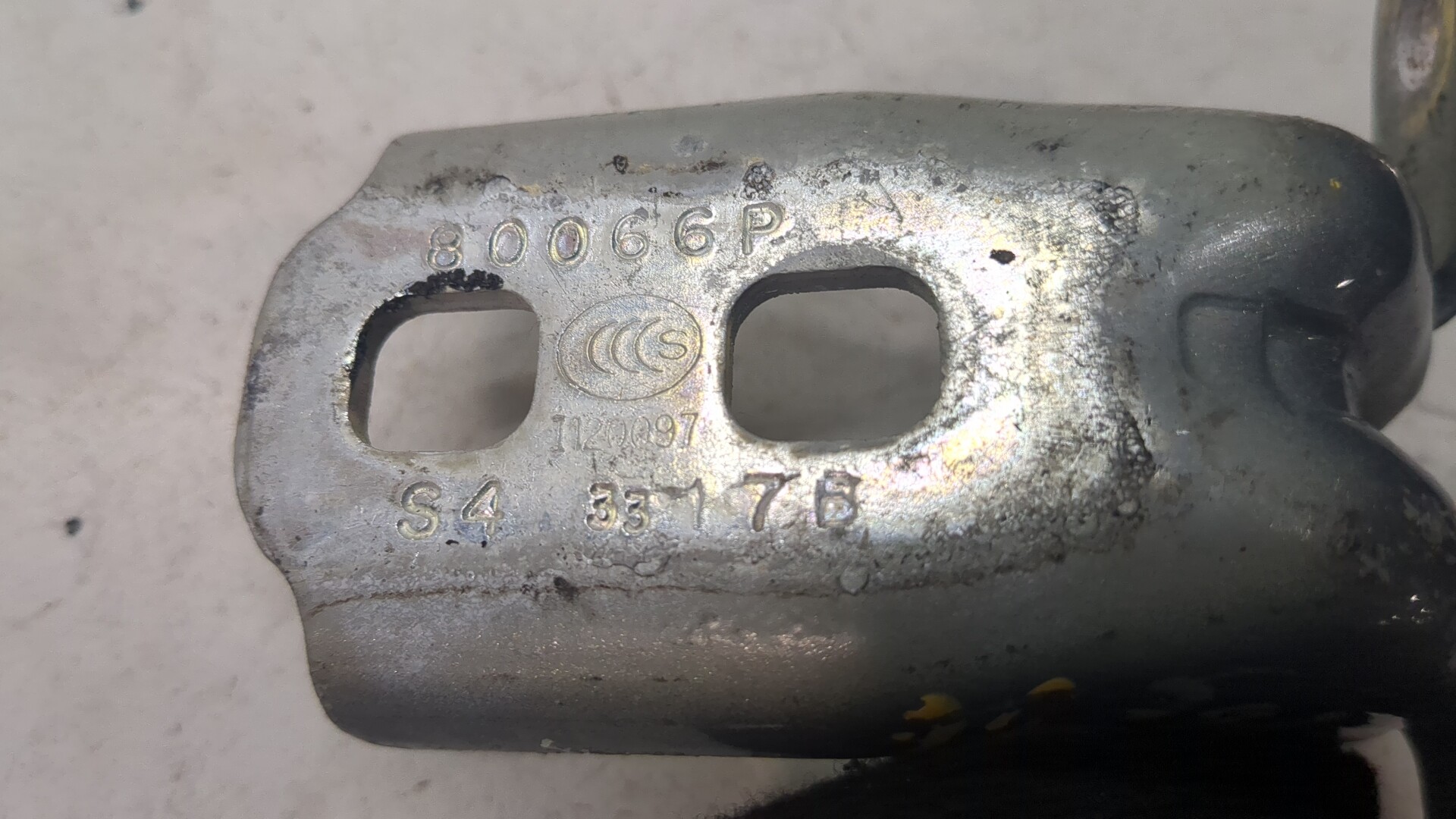 Петля двери