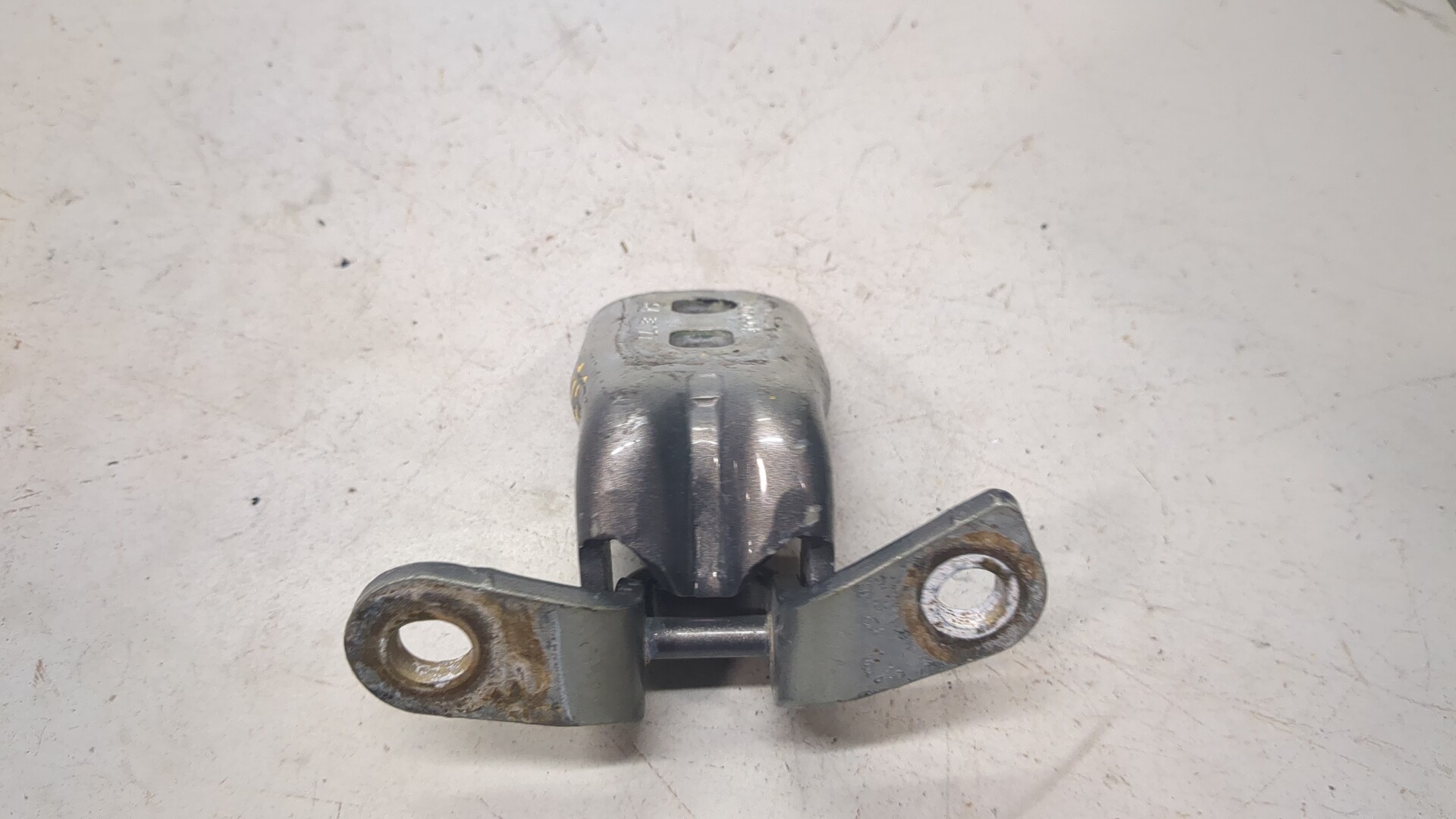 Петля двери