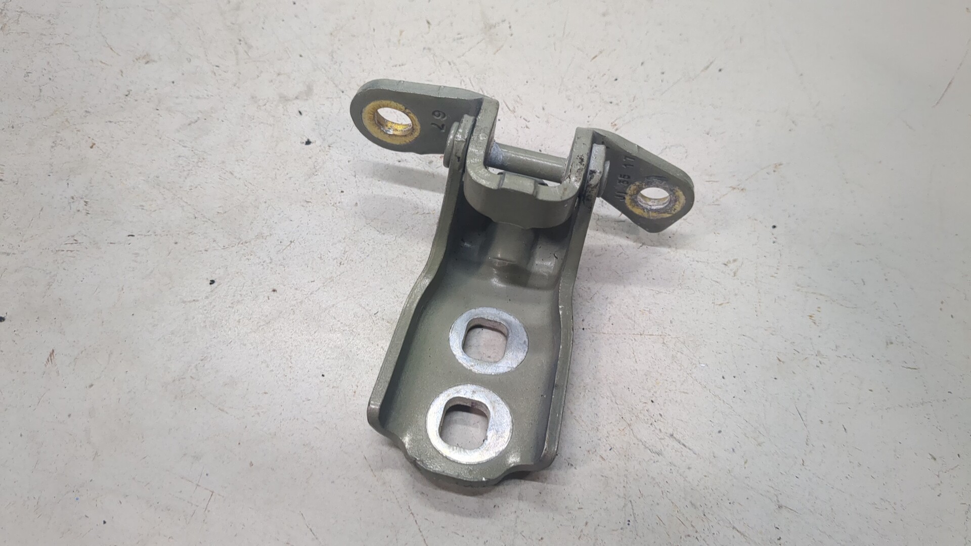 Петля двери