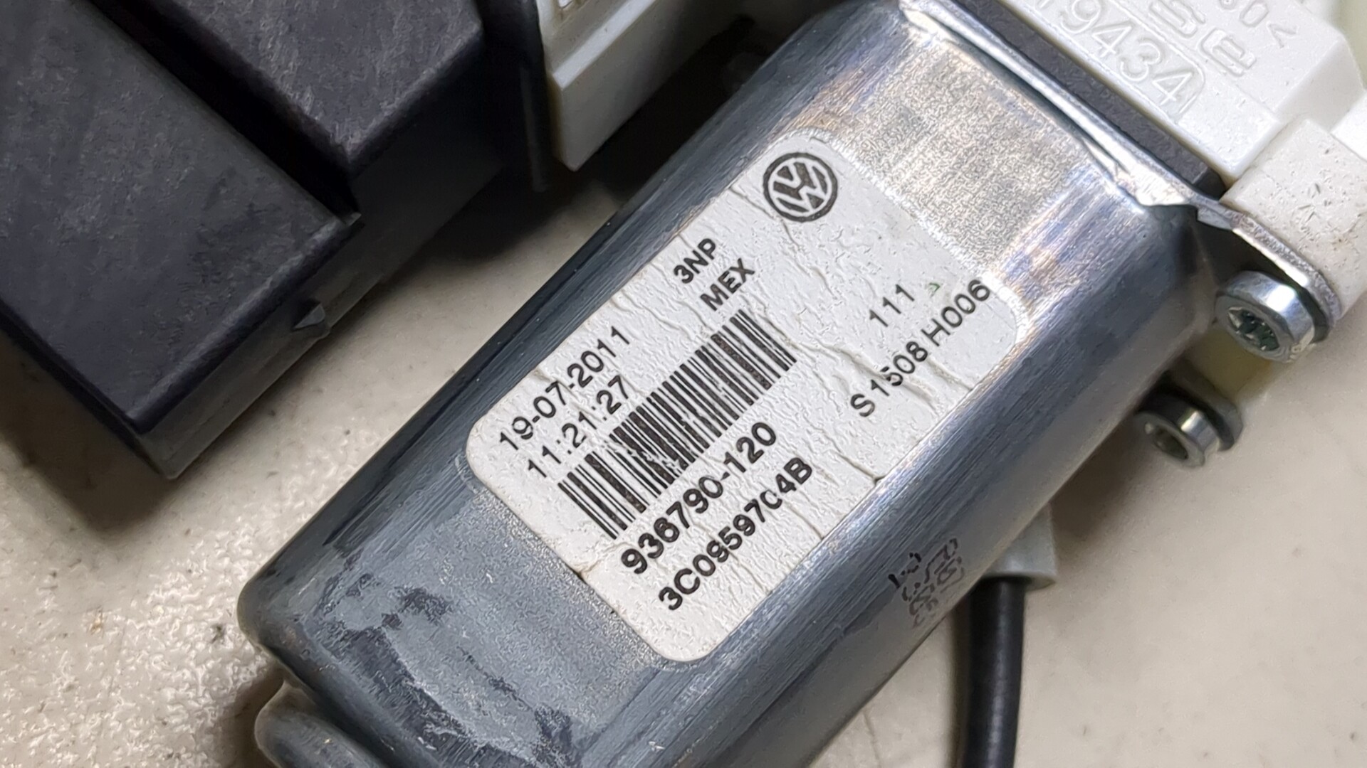 Стеклоподъемник электр. задний правый