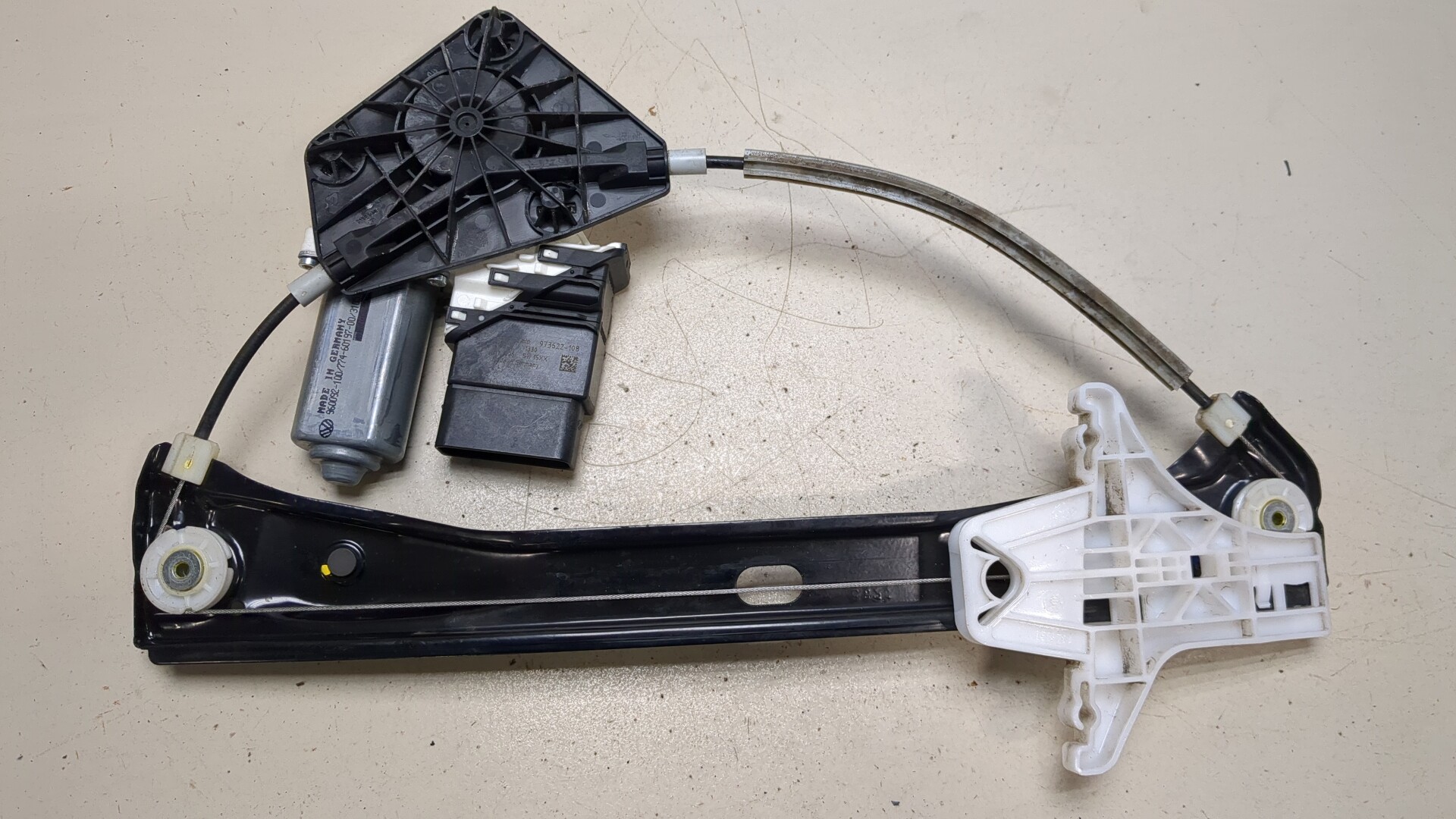 Стеклоподъемник электр. задний правый