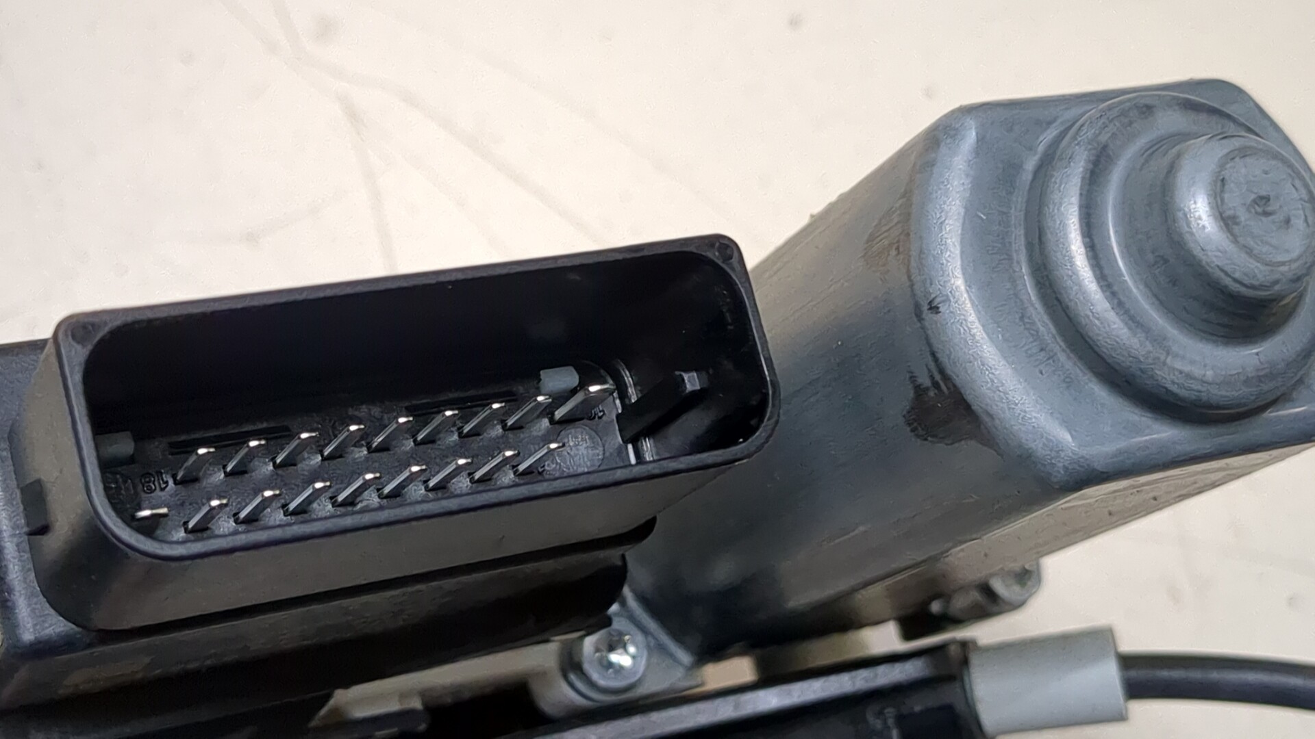 Стеклоподъемник электр. задний правый