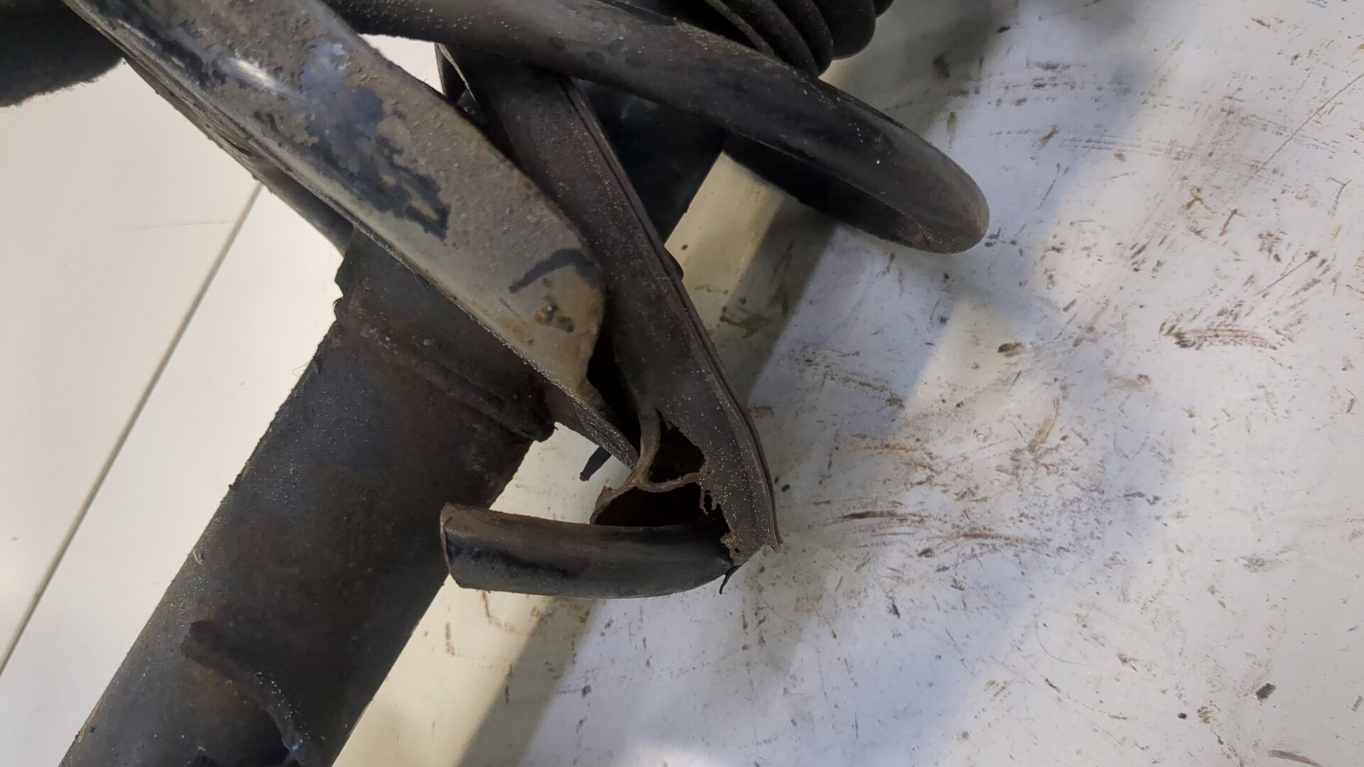 Амортизатор передний правый