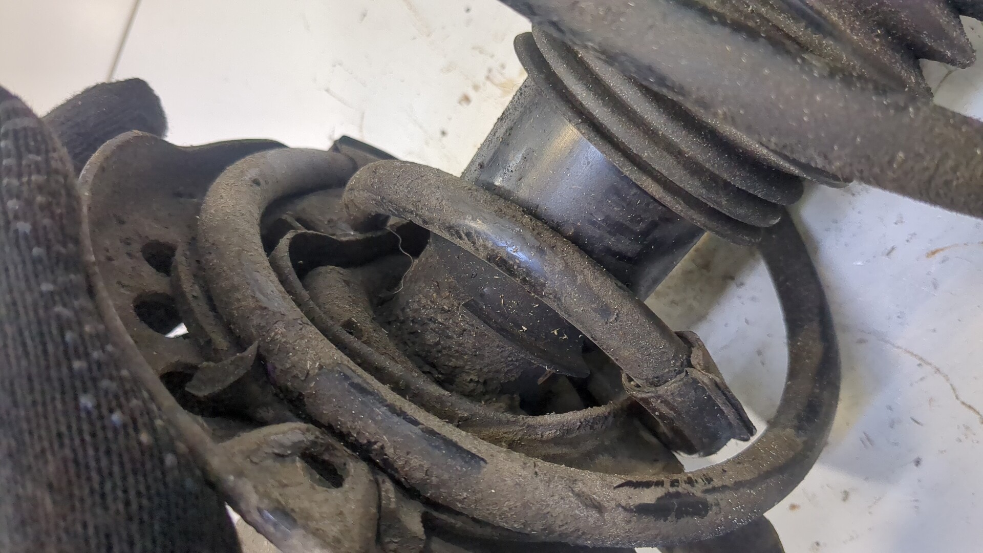 Амортизатор передний правый