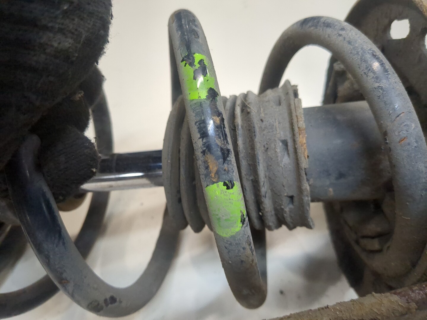 Амортизатор передний левый