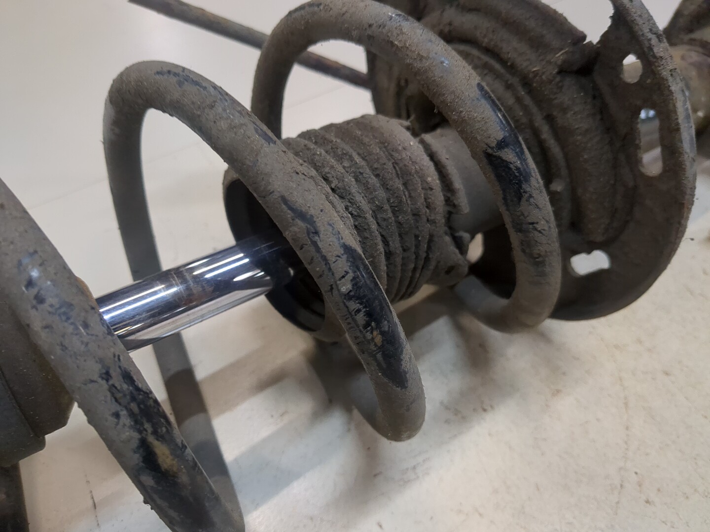 Амортизатор передний левый