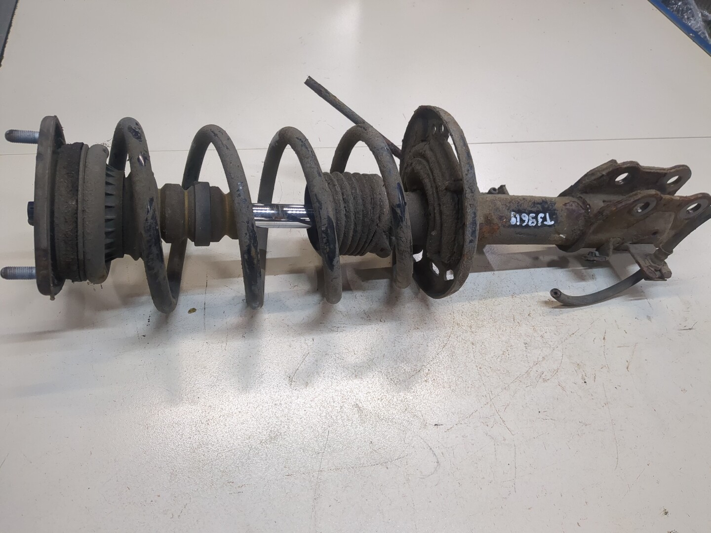 Амортизатор передний левый