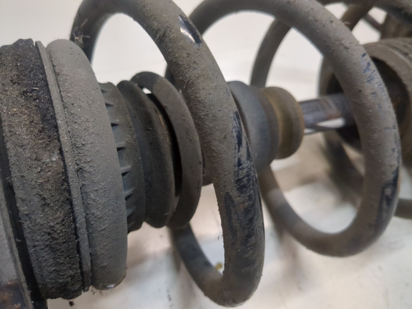 Амортизатор передний левый