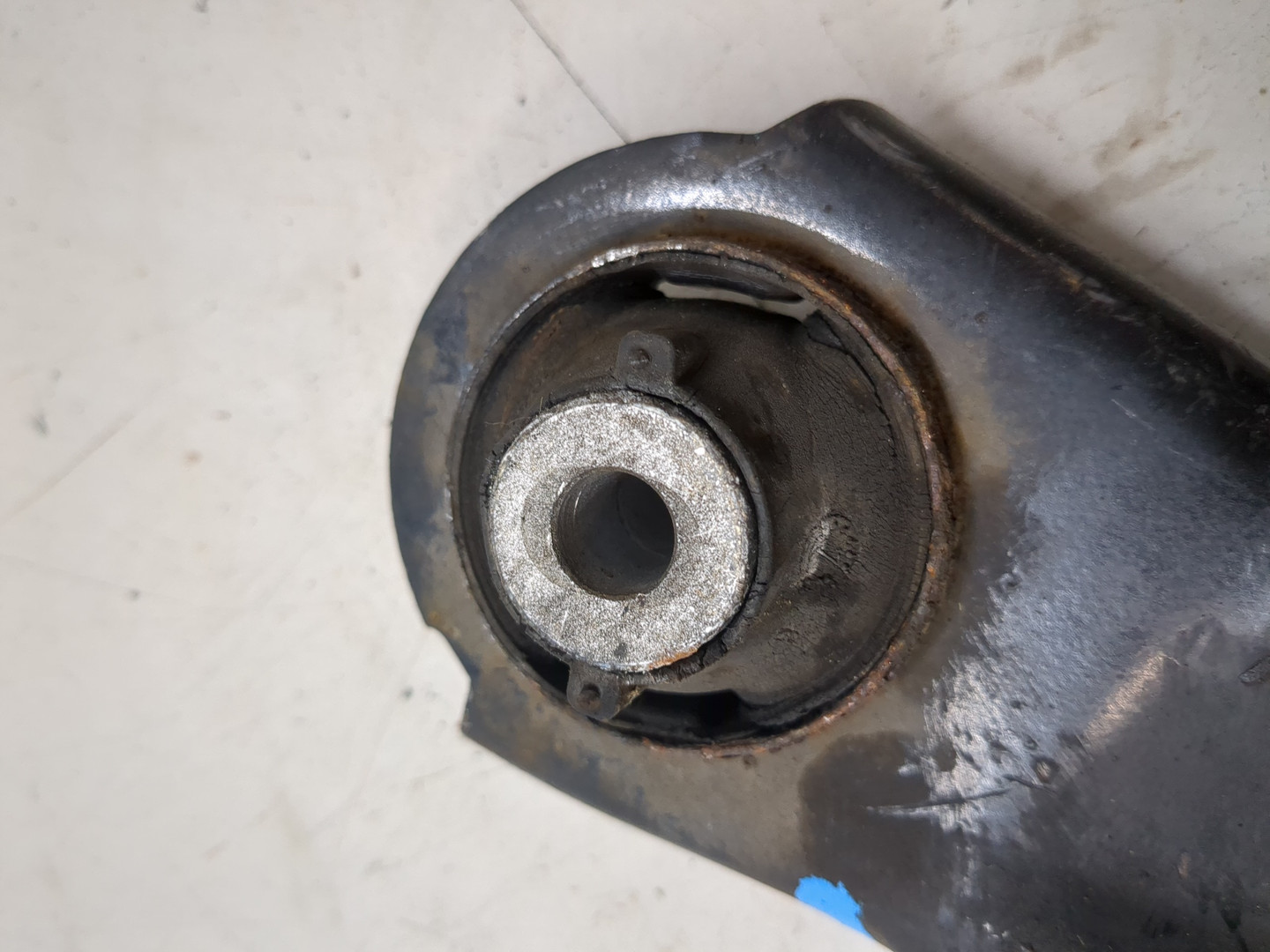 Рычаг передний правый