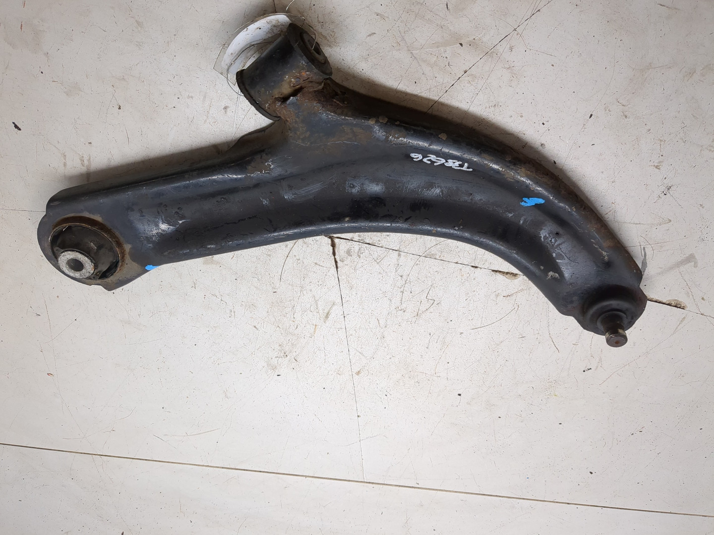 Рычаг передний правый