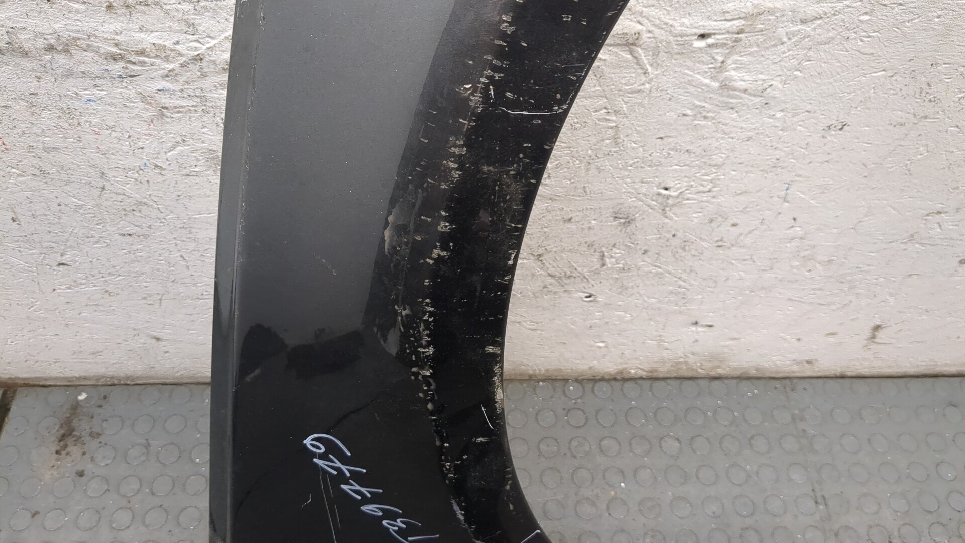 Крыло переднее правое