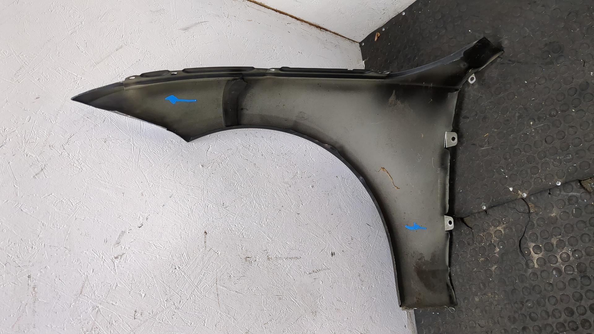 Крыло переднее правое