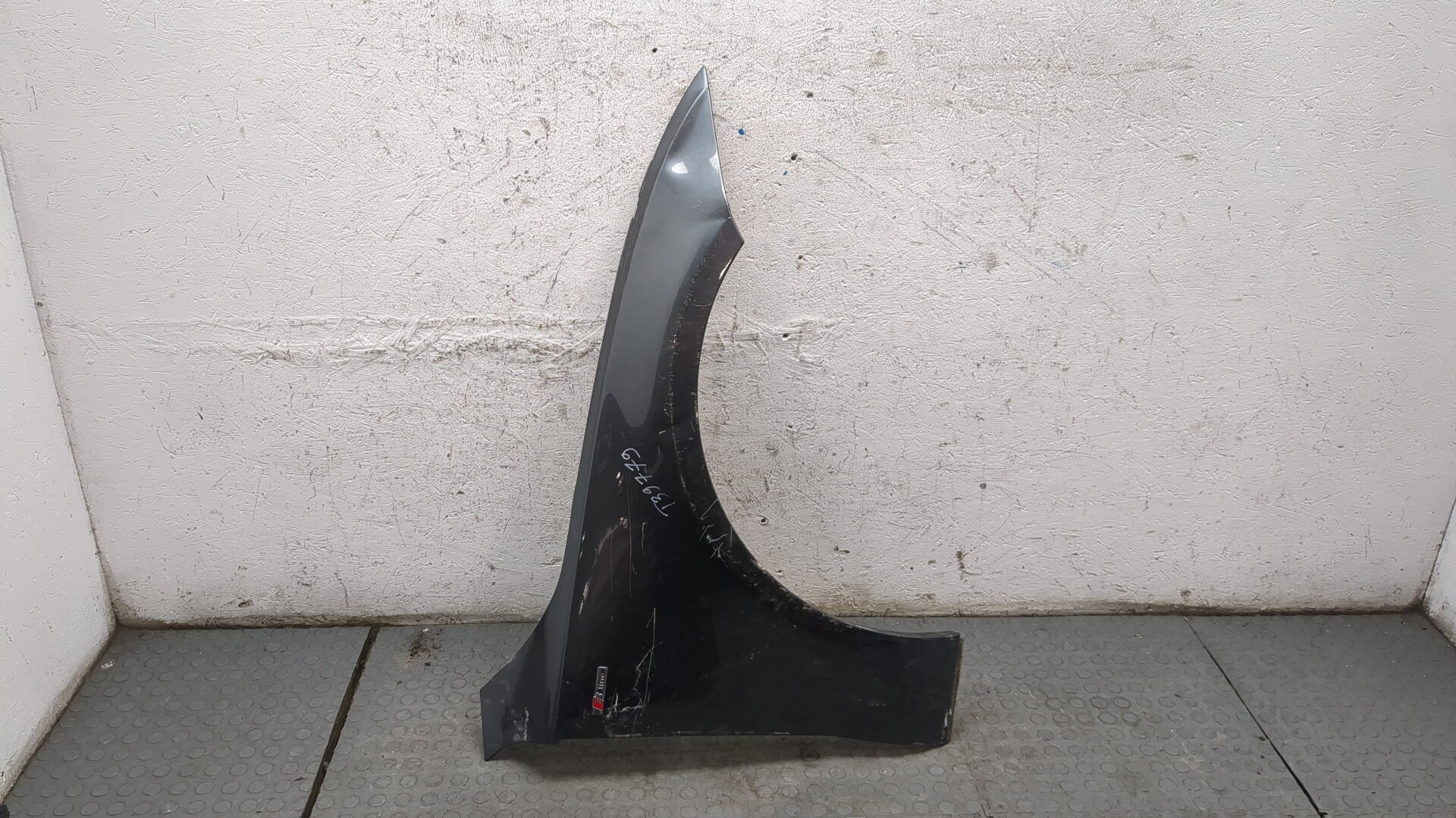 Крыло переднее правое