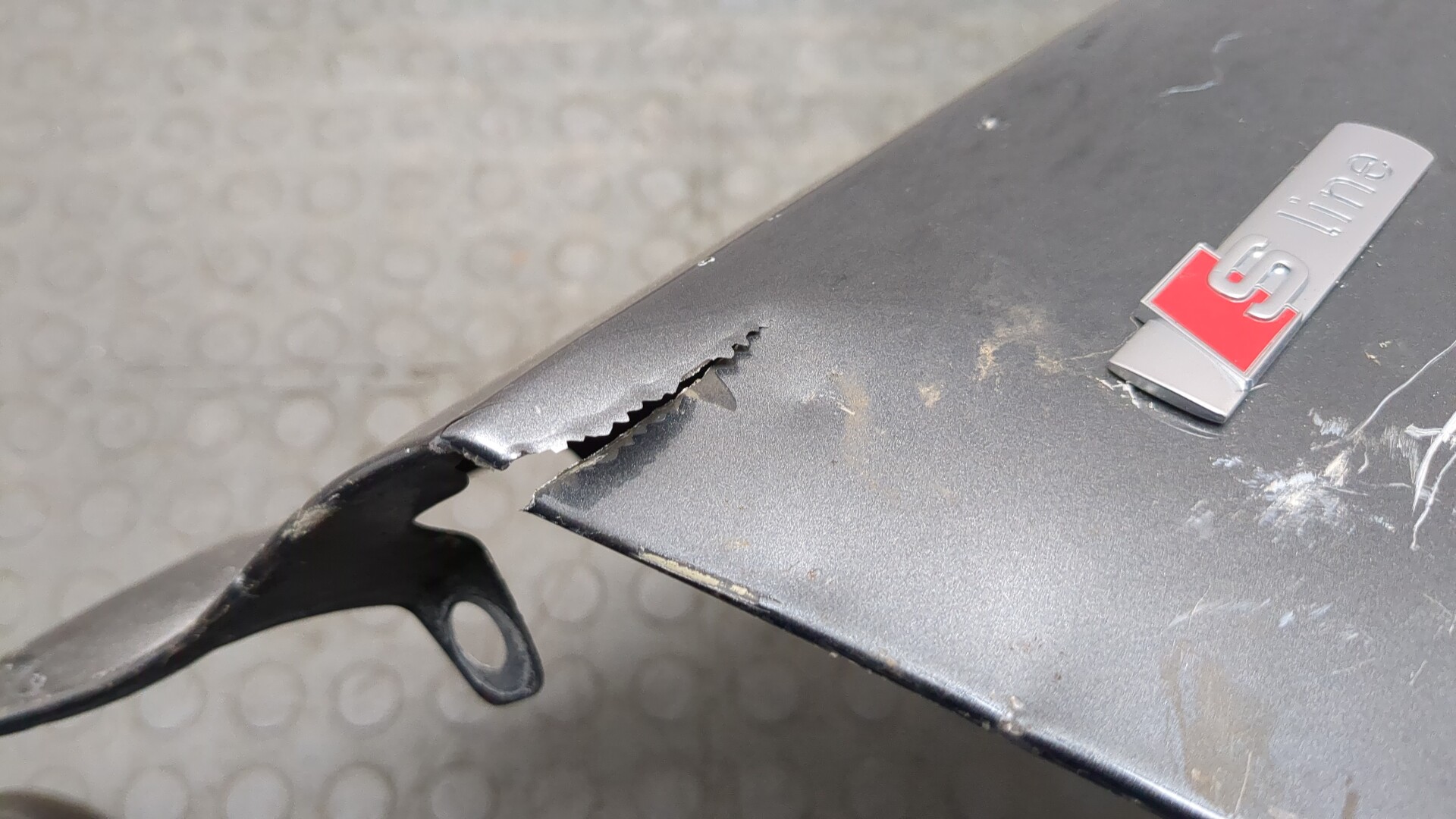 Крыло переднее правое