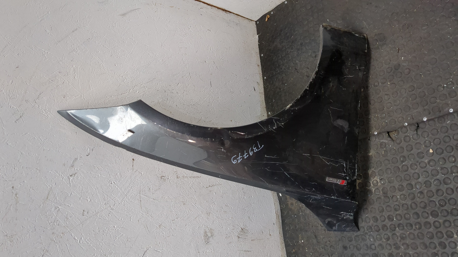 Крыло переднее правое