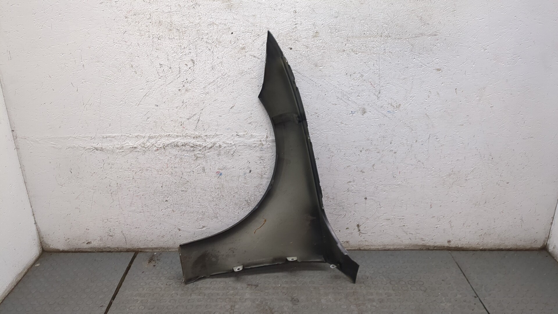 Крыло переднее правое