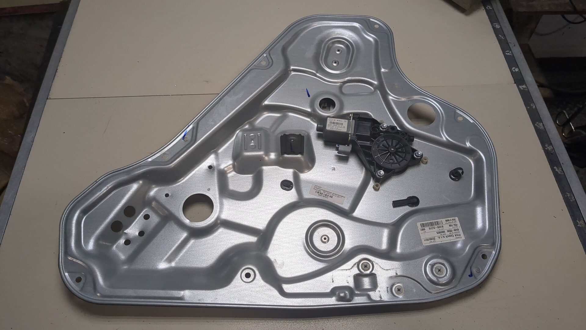 Стеклоподъемник электр. задний правый