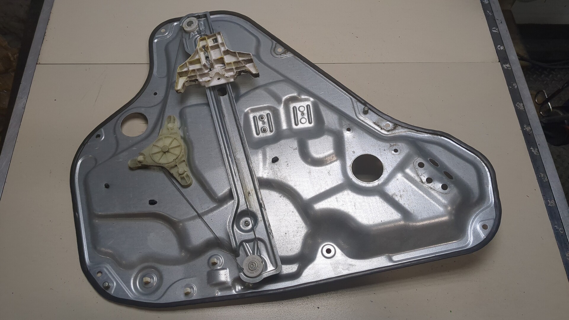 Стеклоподъемник электр. задний правый