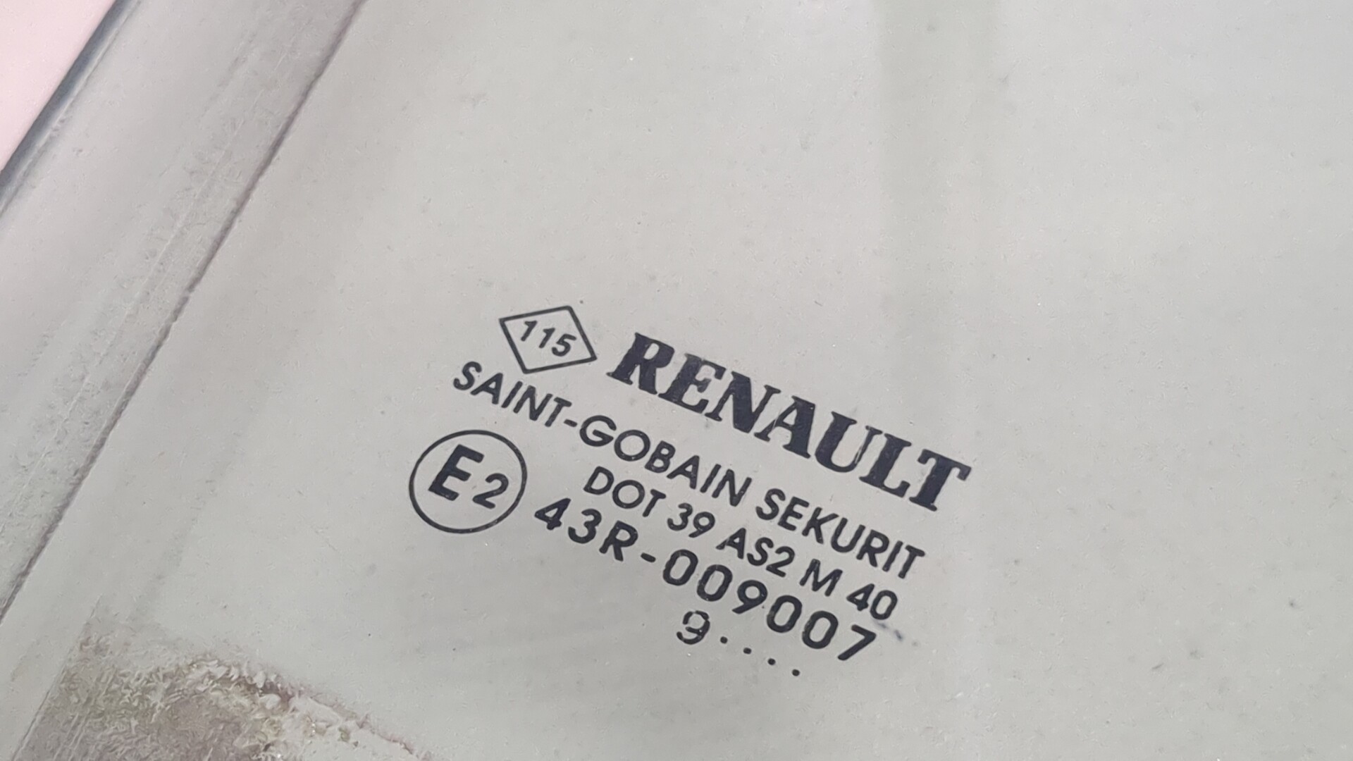 Стекло двери передней правой