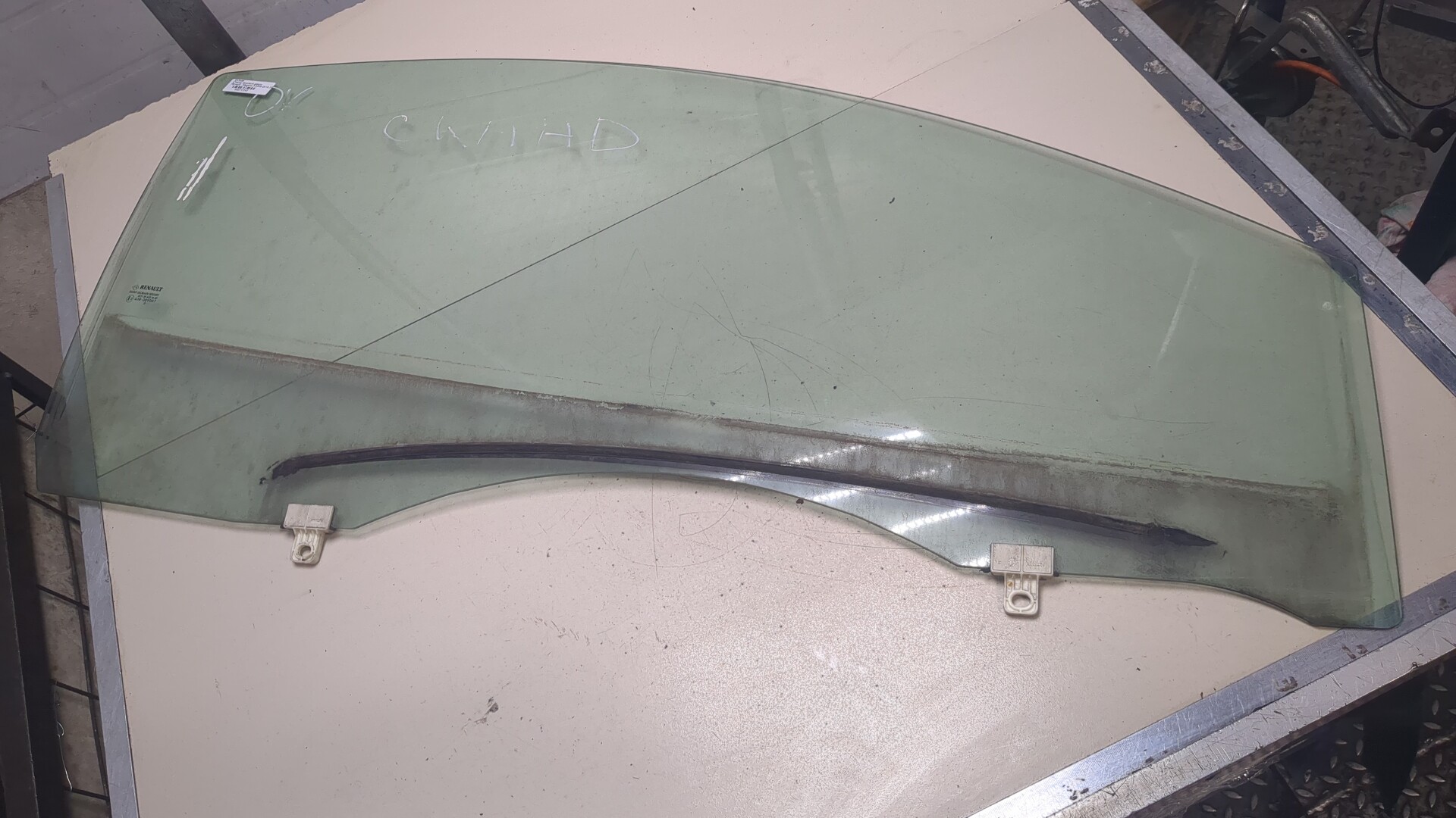 Стекло двери передней правой