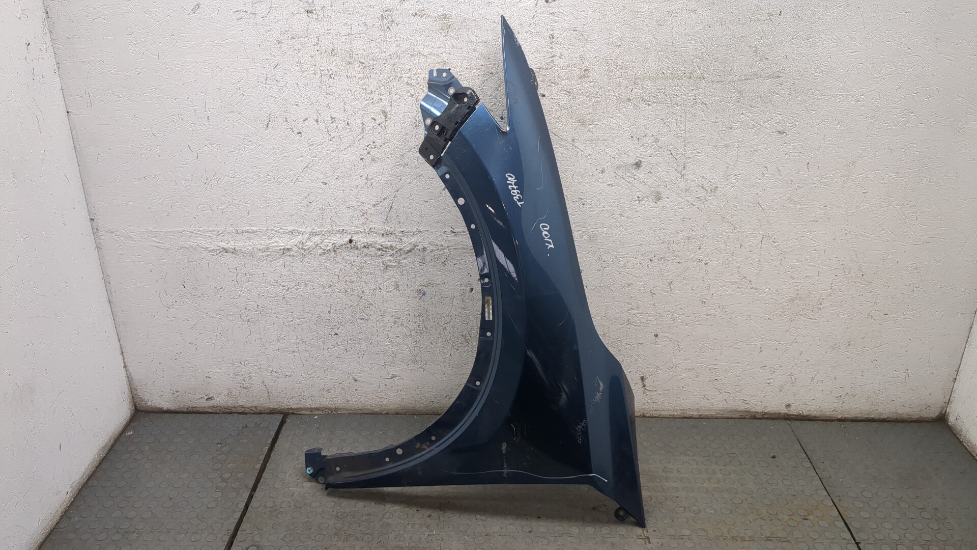 Крыло переднее левое