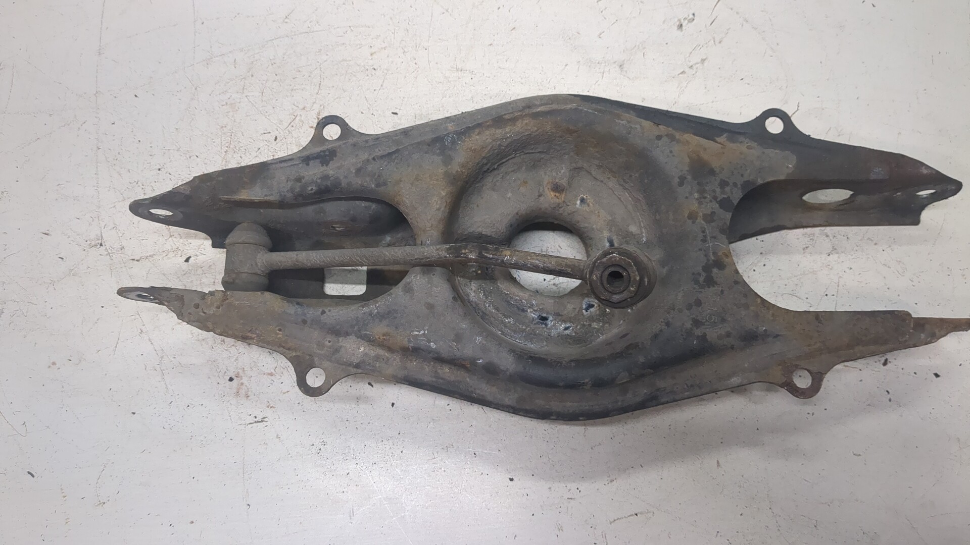 Рычаг задний левый