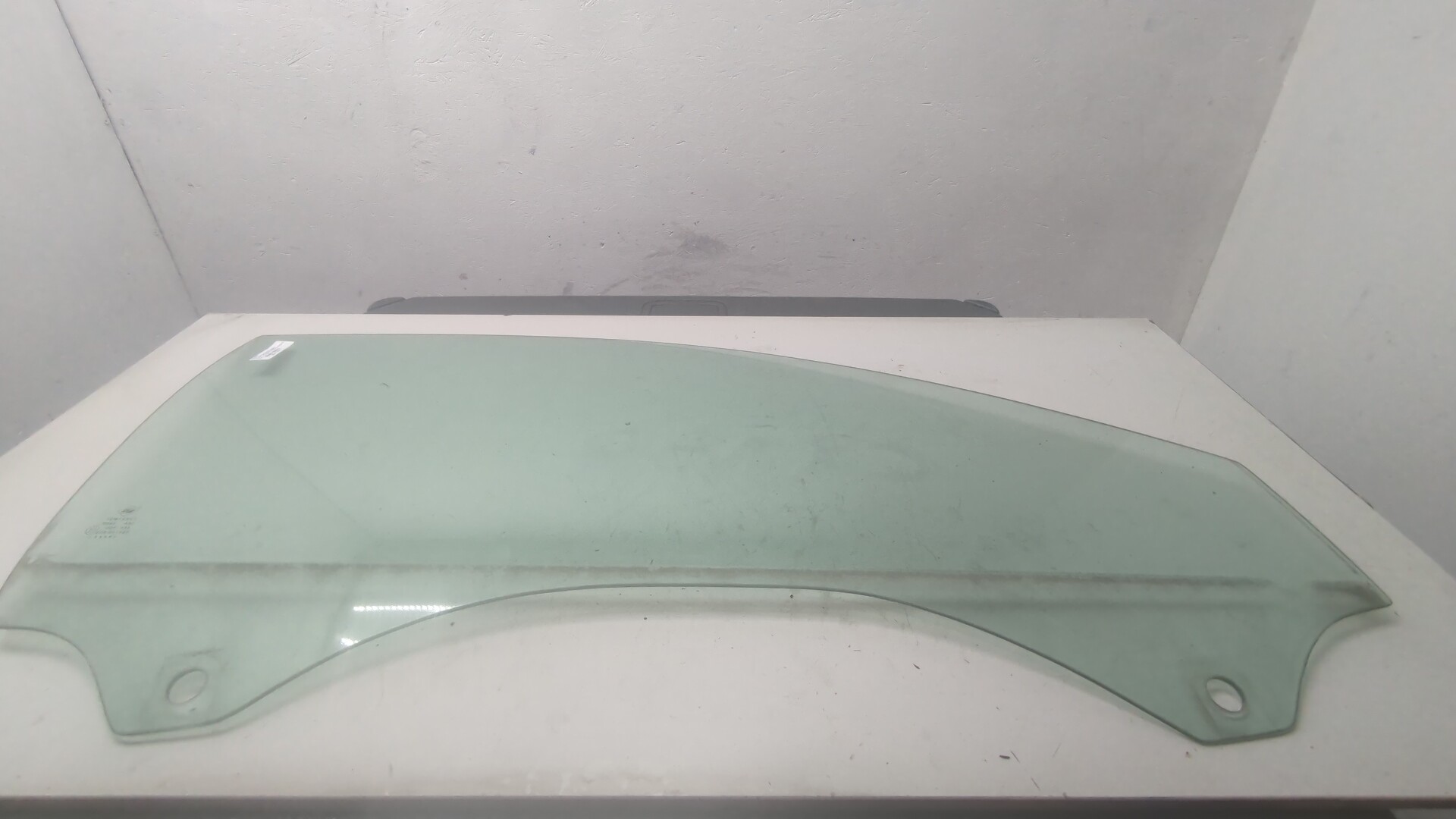 Стекло двери передней правой