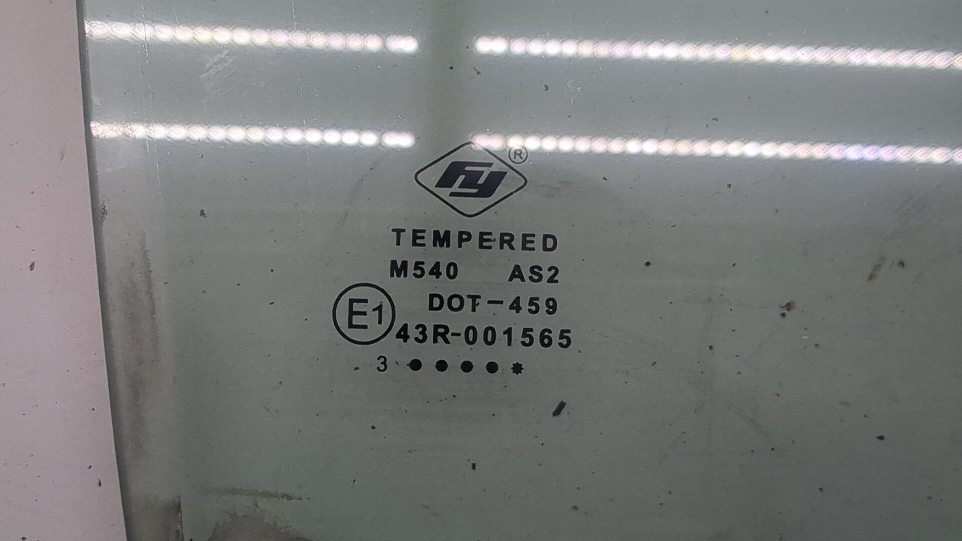 Стекло двери передней правой