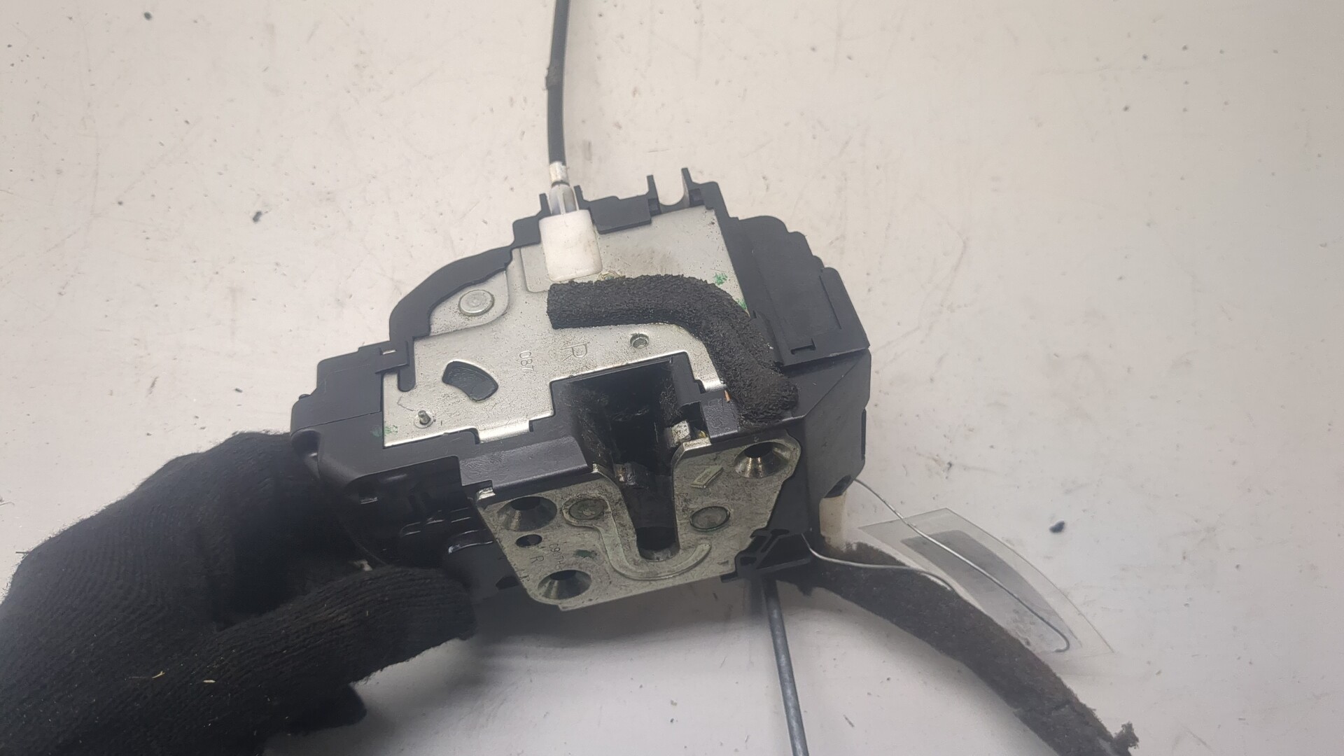 Замок двери передней правой