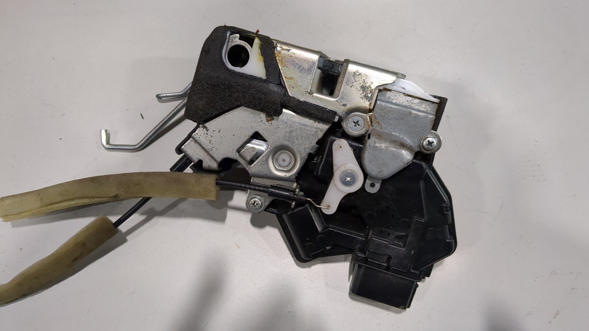 Замок двери передней правой