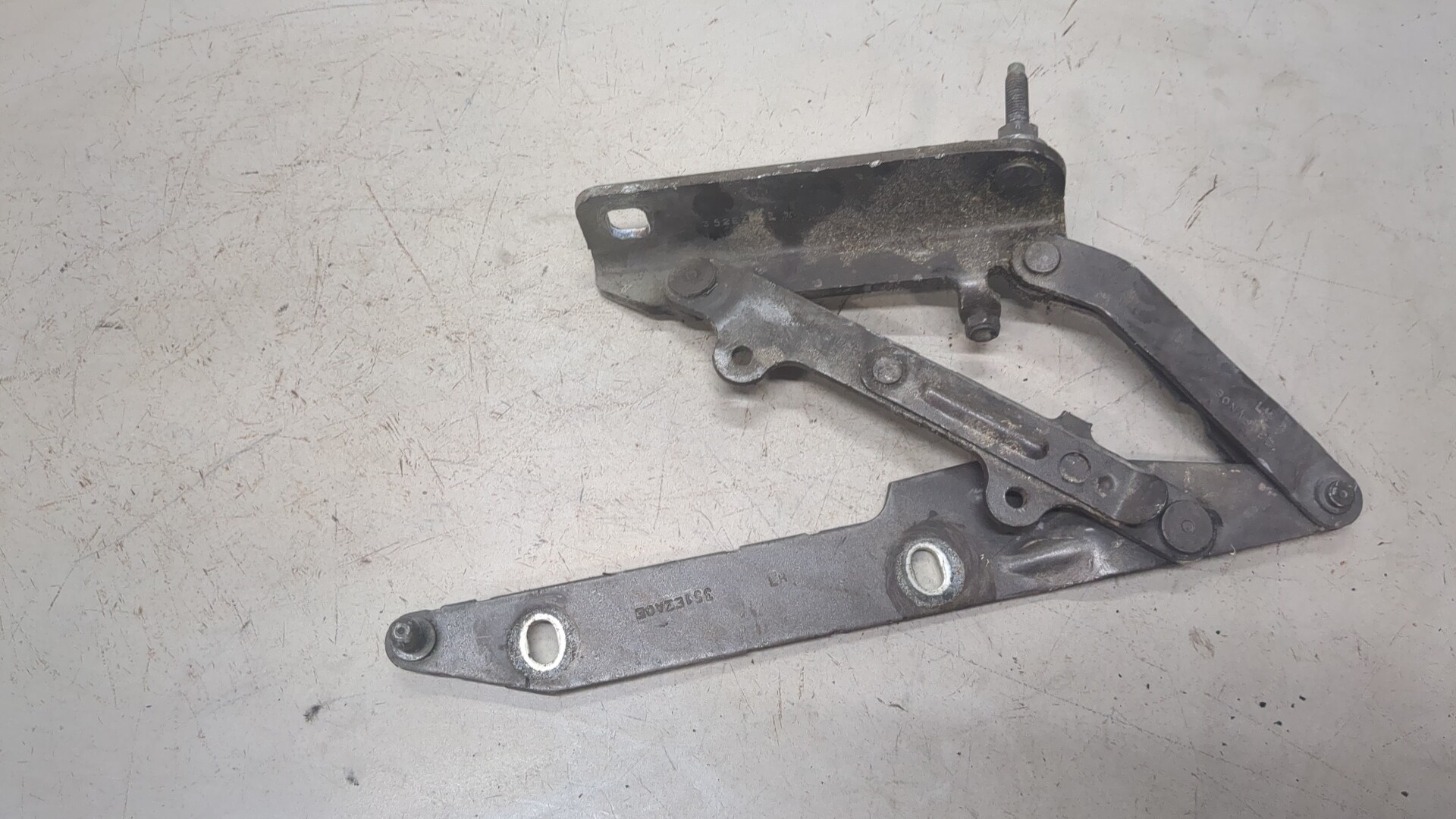 Петля капота левая