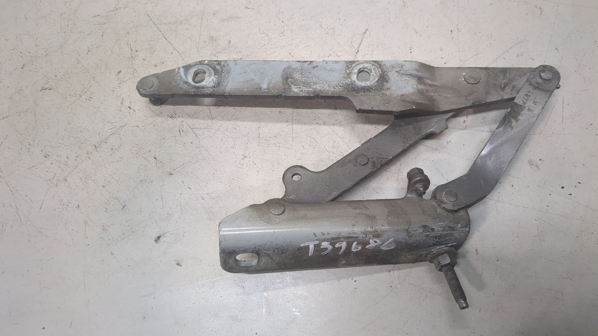 Петля капота левая