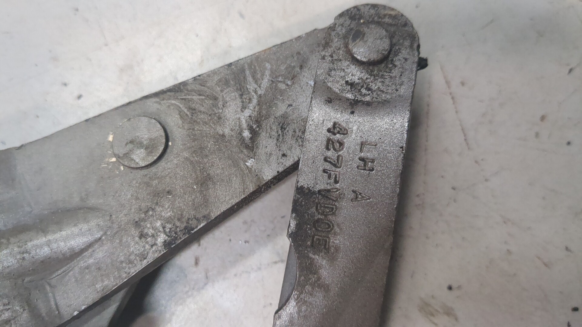 Петля капота левая