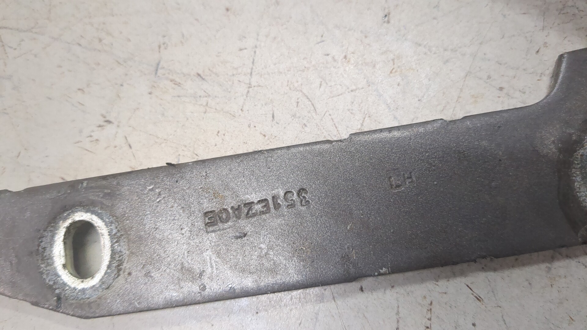 Петля капота левая