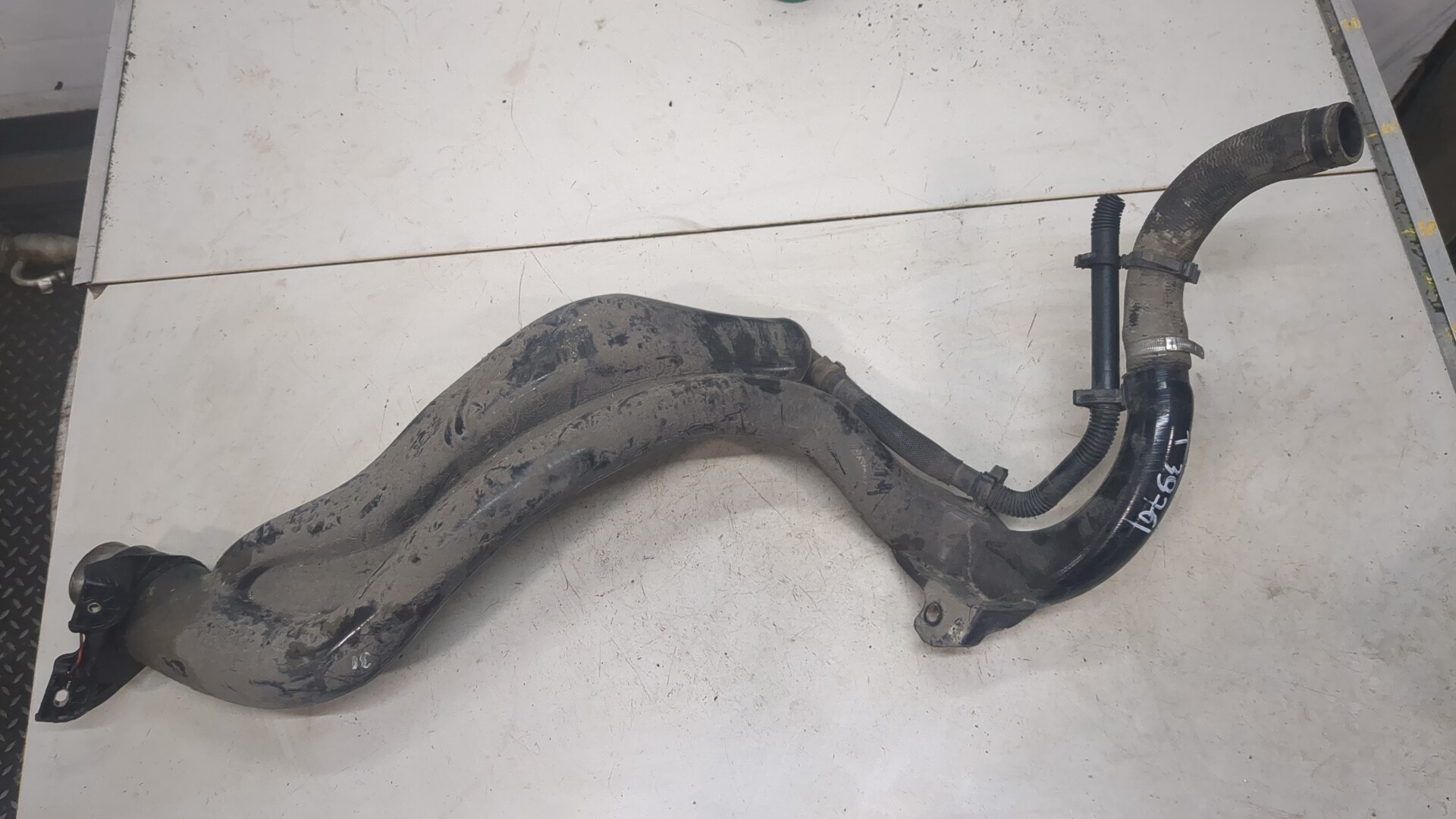 Горловина топливного бака