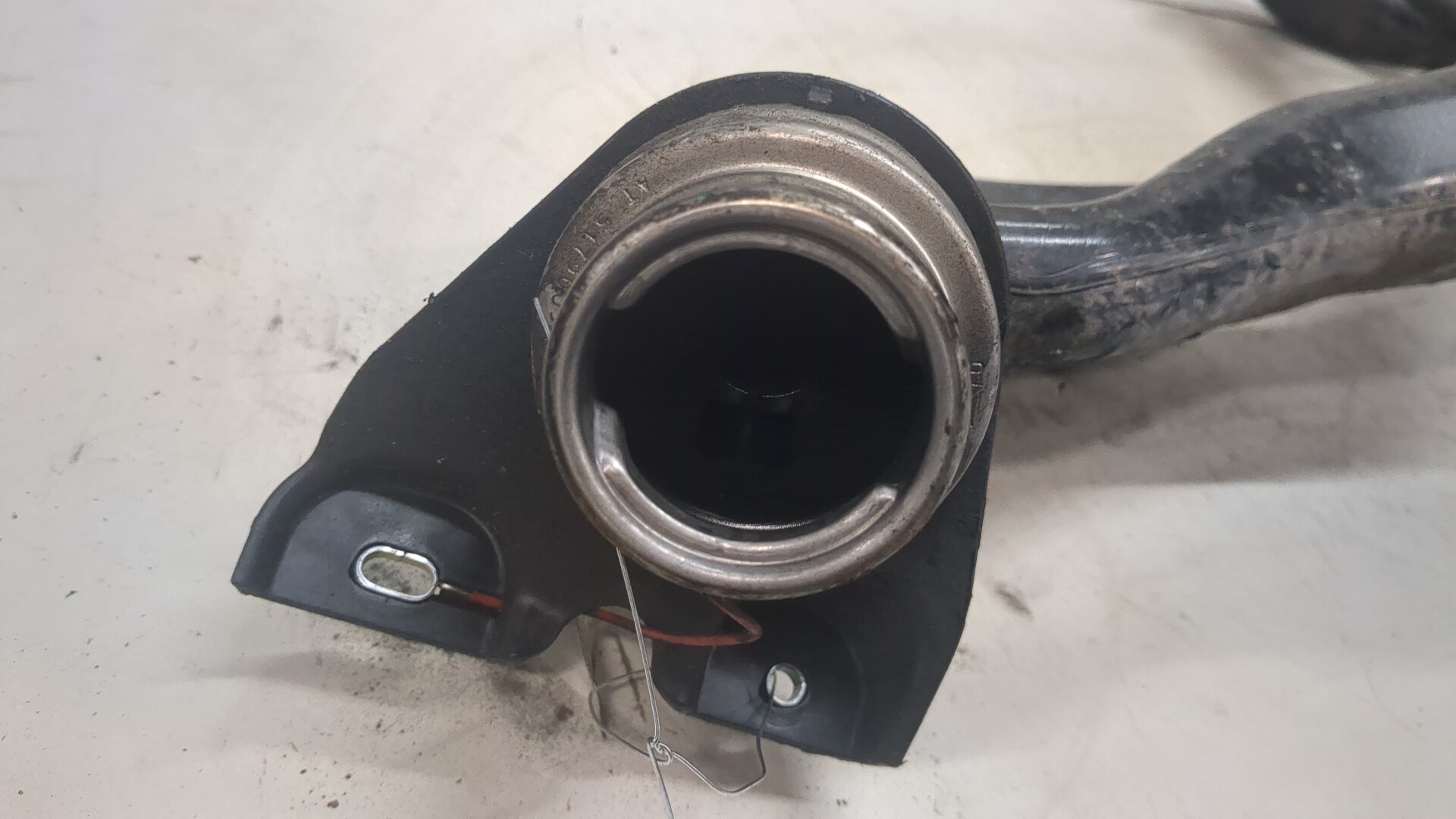 Горловина топливного бака