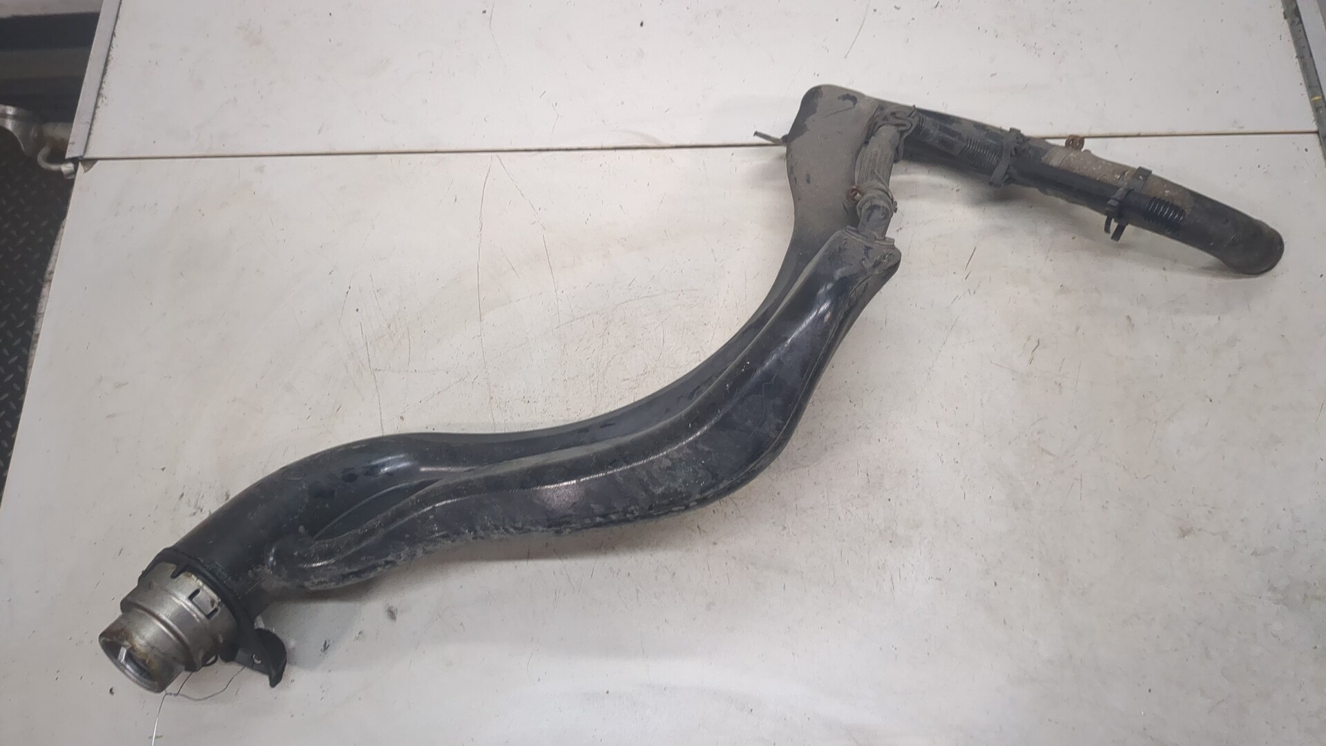 Горловина топливного бака