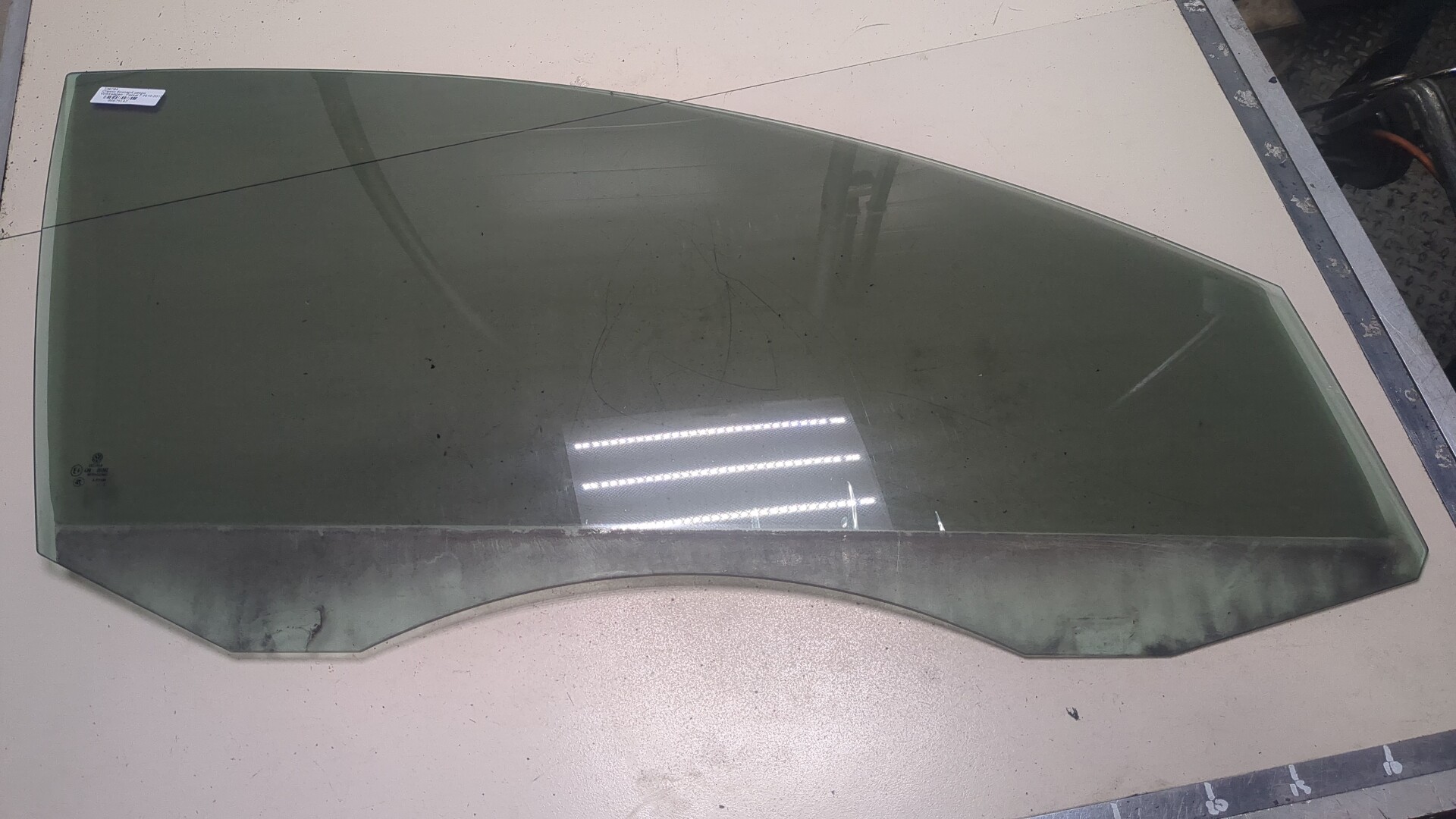 Стекло двери передней правой