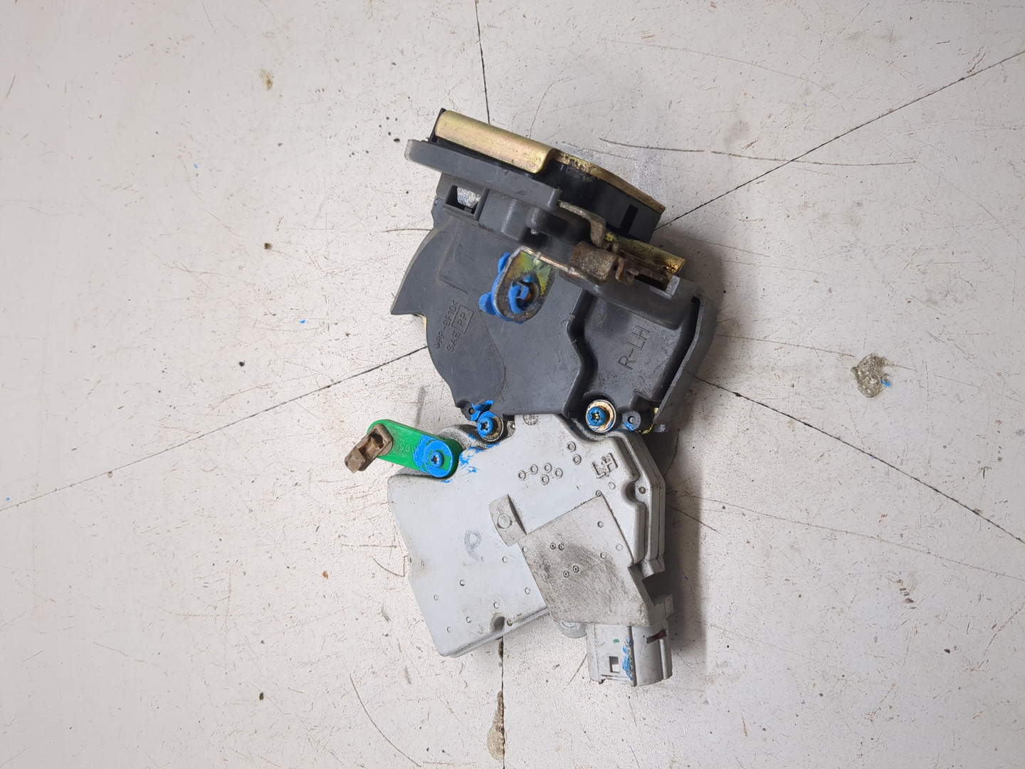 Замок двери задней левой