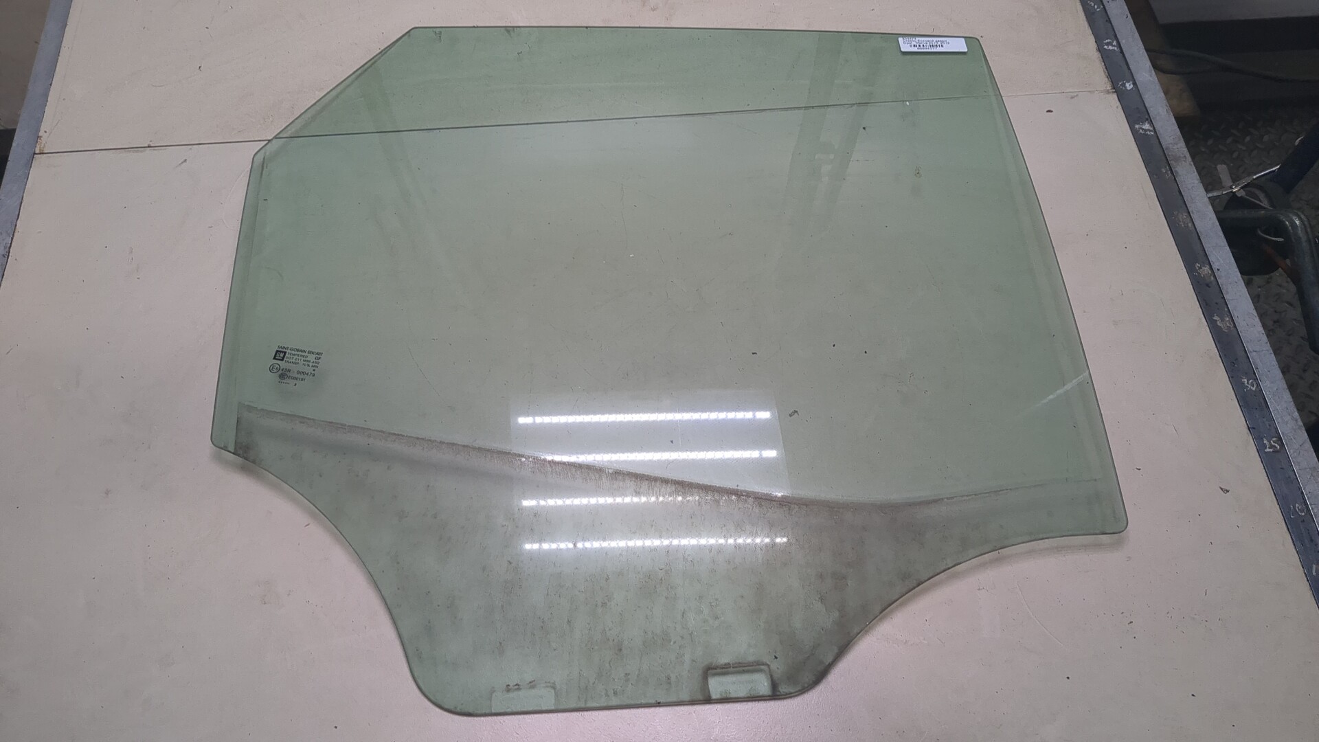 Стекло двери задней правой