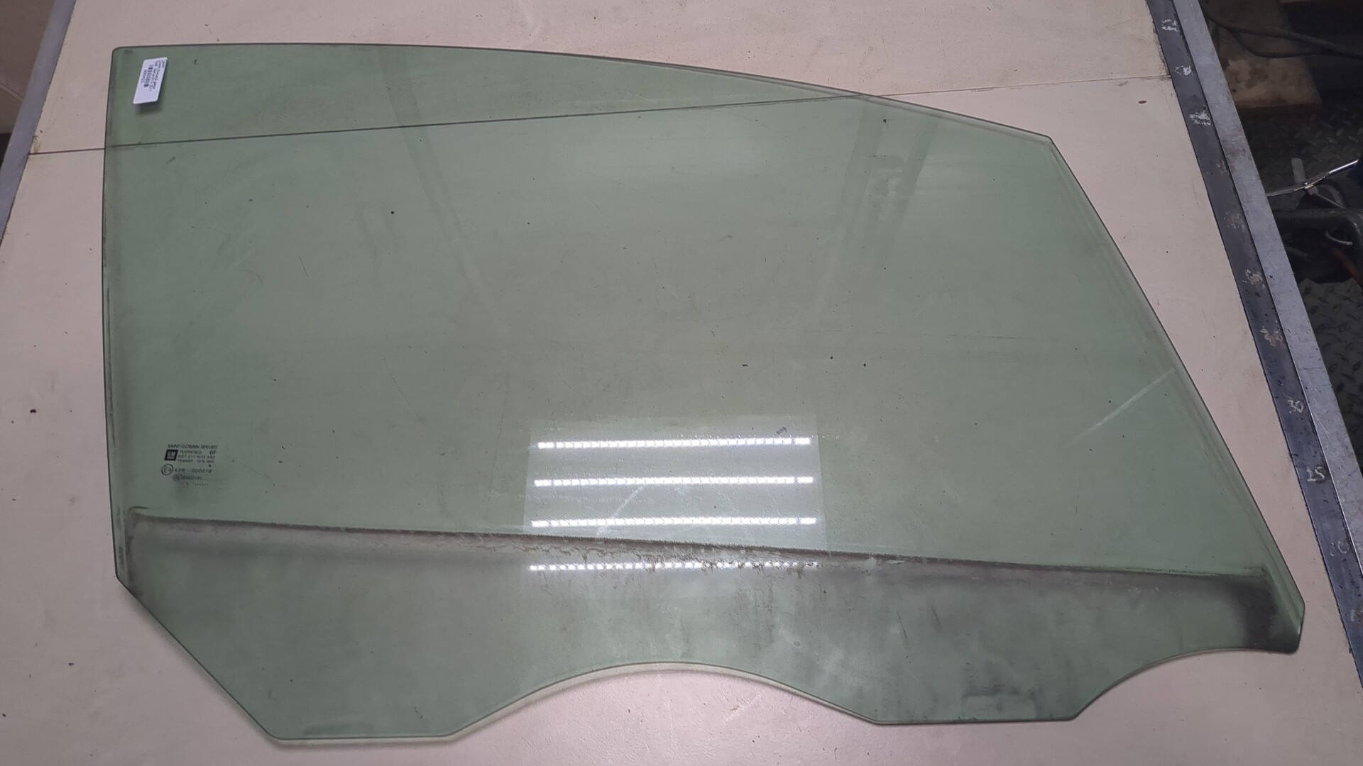 Стекло двери передней правой