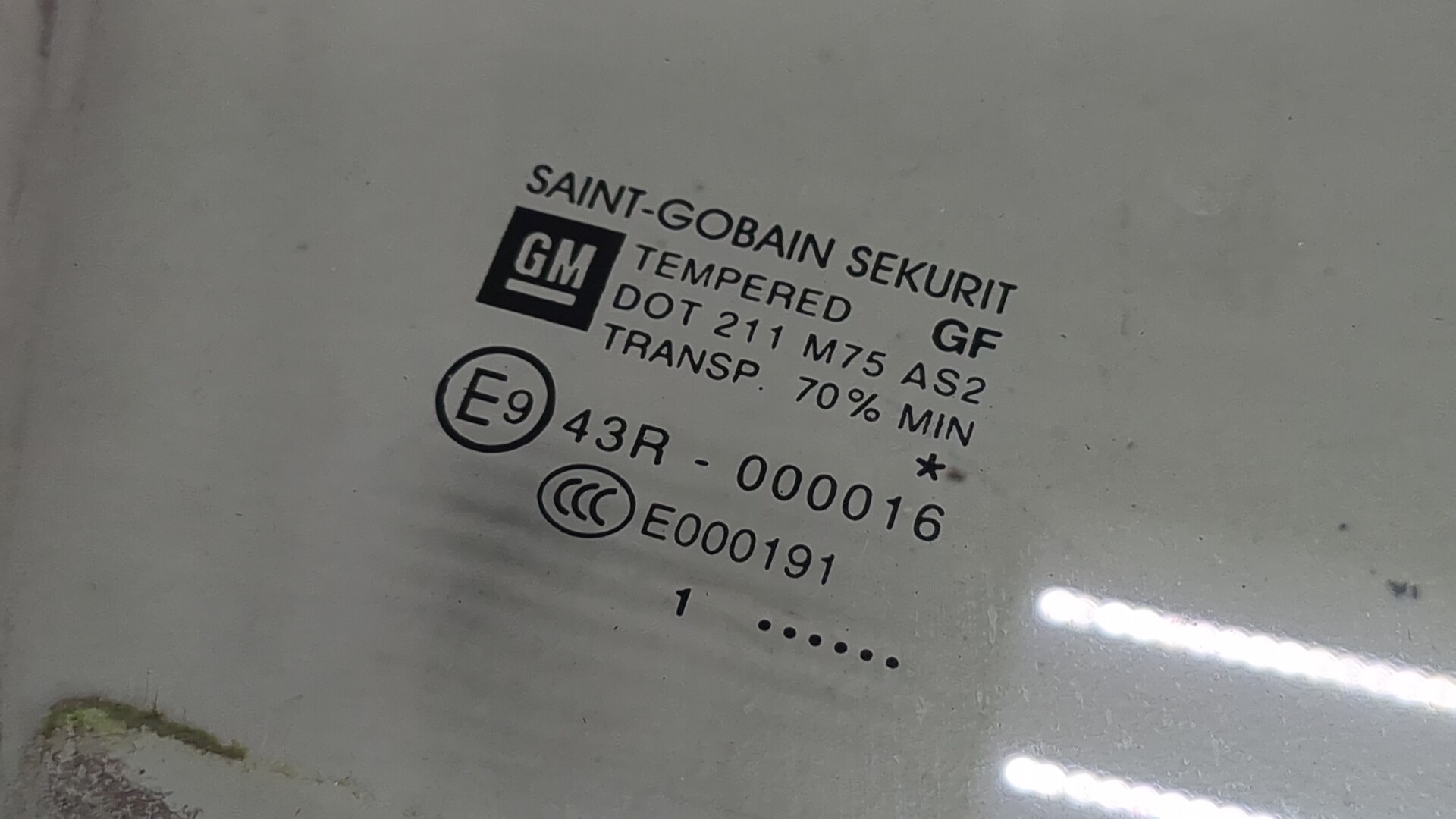 Стекло двери передней правой