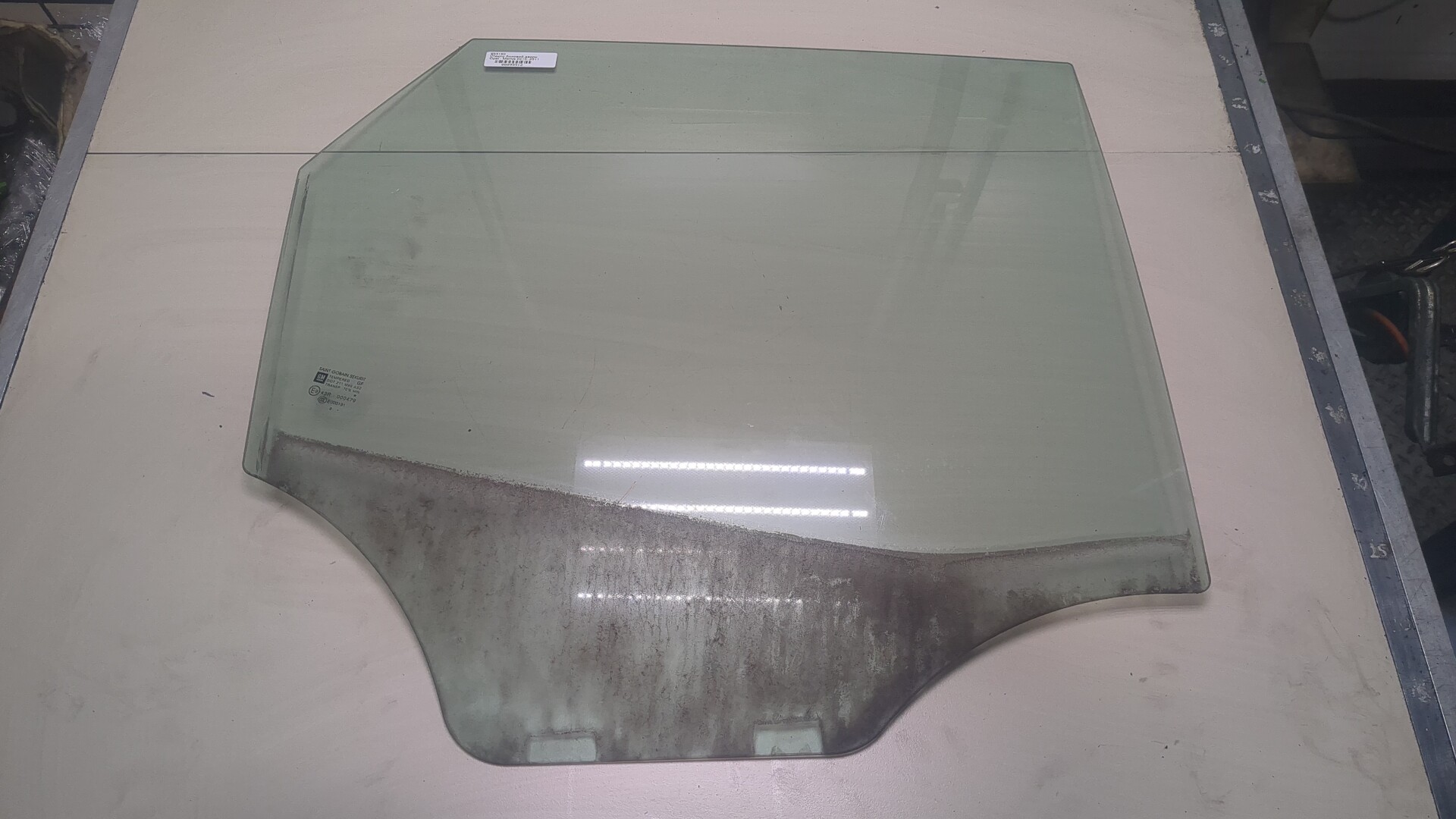 Стекло двери задней правой