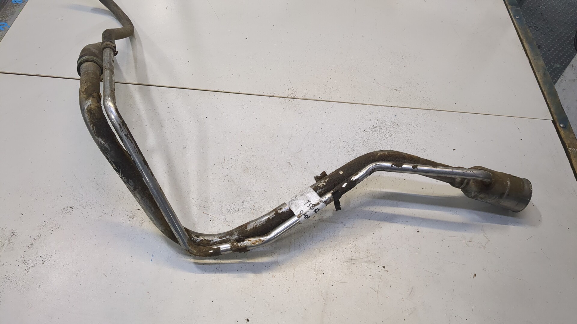 Горловина топливного бака