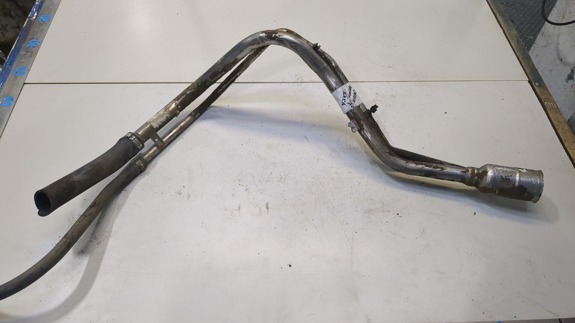 Горловина топливного бака