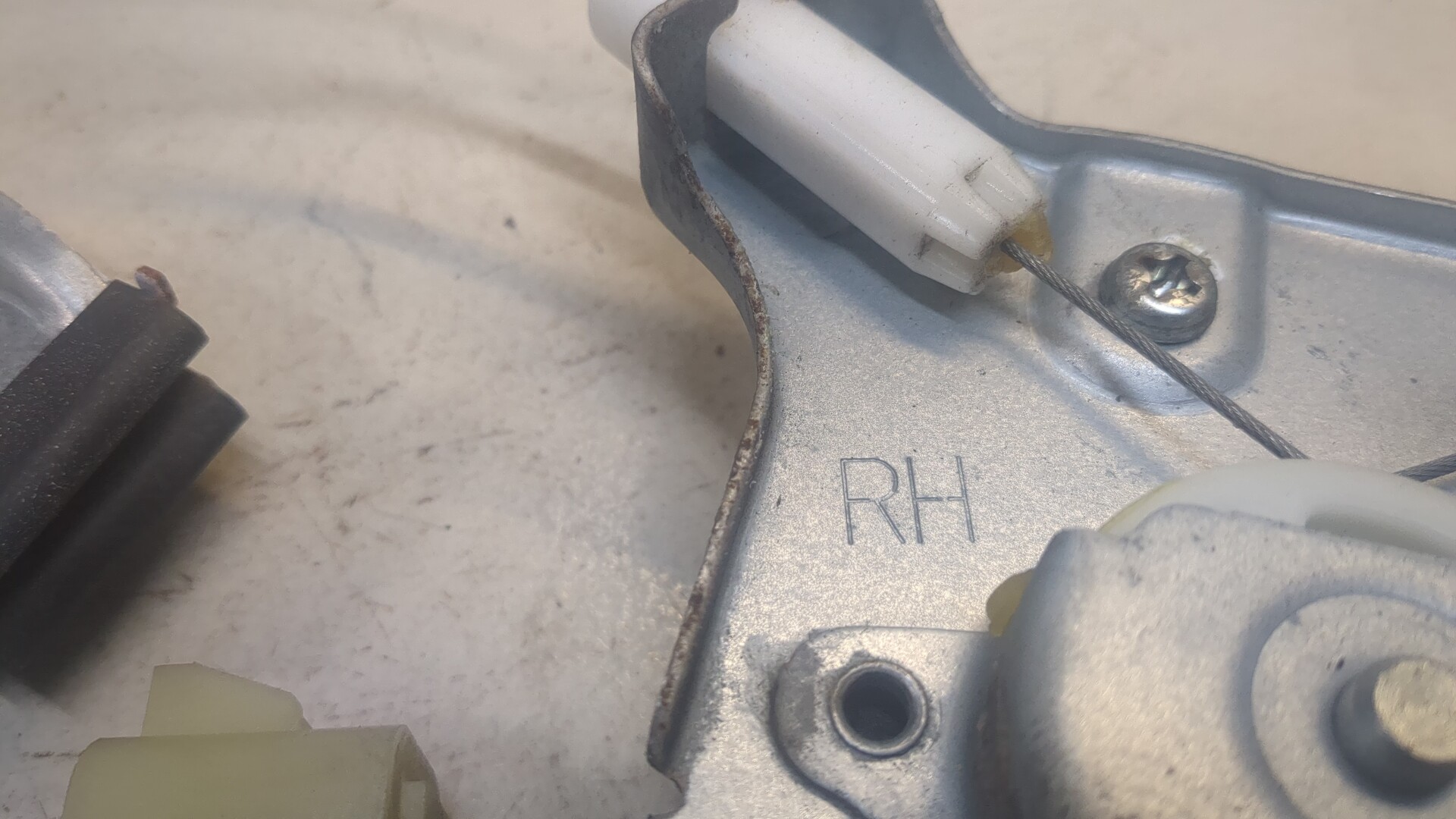 Стеклоподъемник электр. задний правый