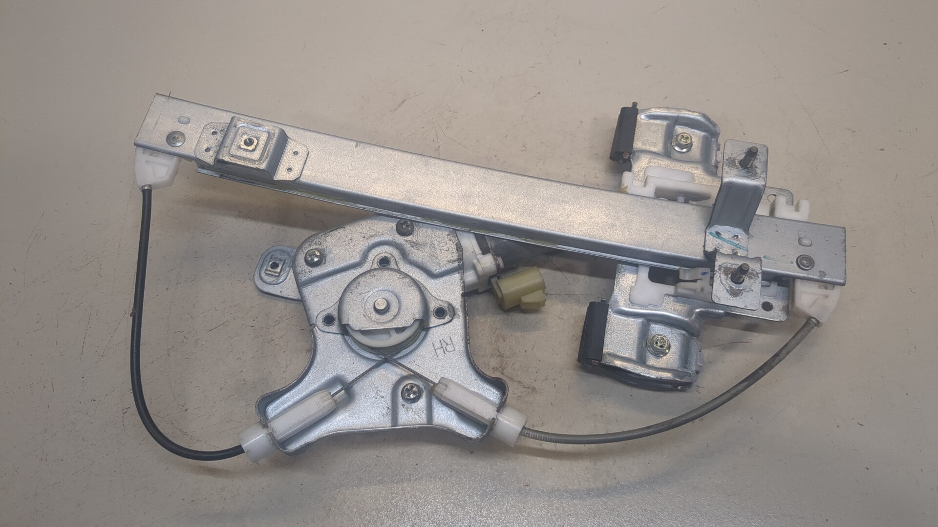 Стеклоподъемник электр. задний правый