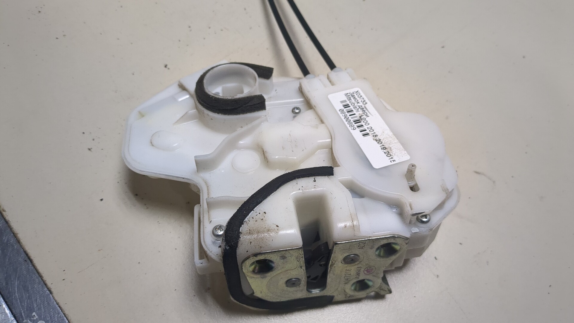 Замок двери задней левой