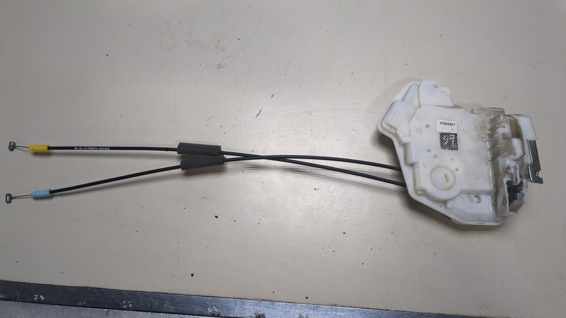 Замок двери задней левой