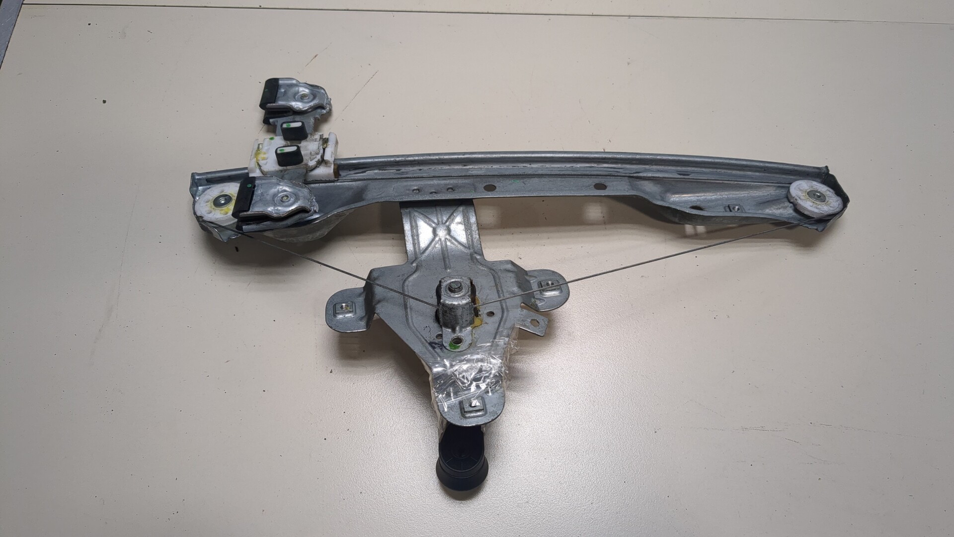 Стеклоподъемник механ. задний левый